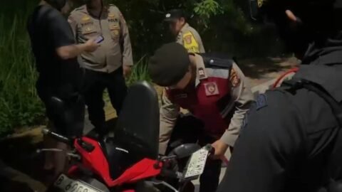 Personel Brimob Polda Metro Jaya mengamankan motor terduga pelaku curanmor di Tangerang