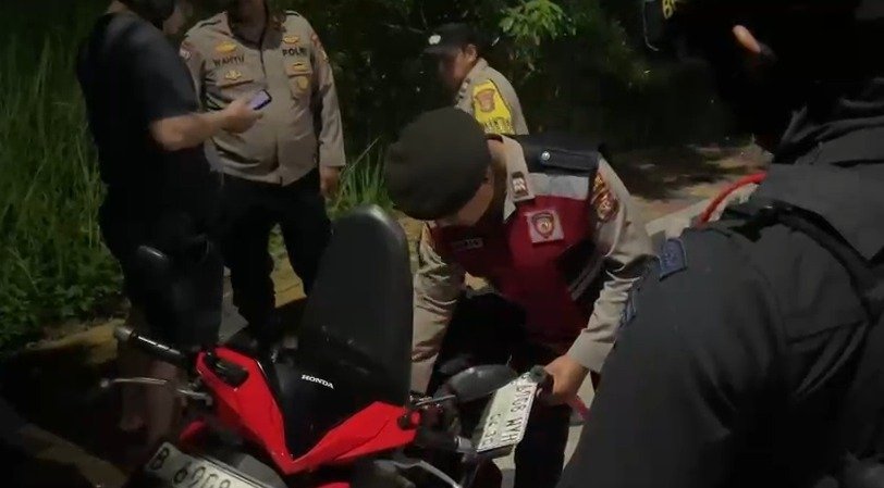 Personel Brimob Polda Metro Jaya mengamankan motor terduga pelaku curanmor di Tangerang