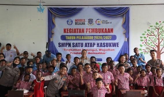 Satgas Ops Damai Cartenz Salurkan Bantuan Seragam Sekolah dan Berikan Edukasi Bahaya Narkoba dan Bijak Bermedia Sosial kepada Pelajar di Sarmi
