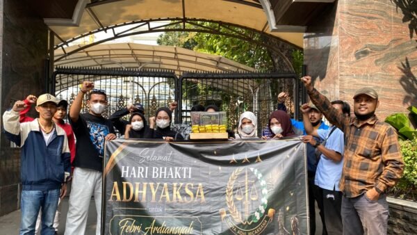 Lewat Simbol Batang Emas, BARA Sampaikan Kritik kepada Kejaksaan Agung