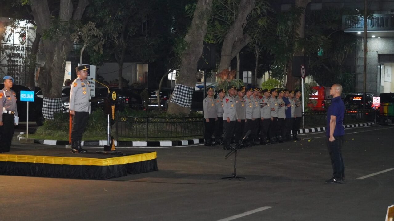 Personel kepolisian mengikuti apel kesiapan Operasi Berantas Jaya 2026 di Lapangan Apel Polda Metro Jaya.