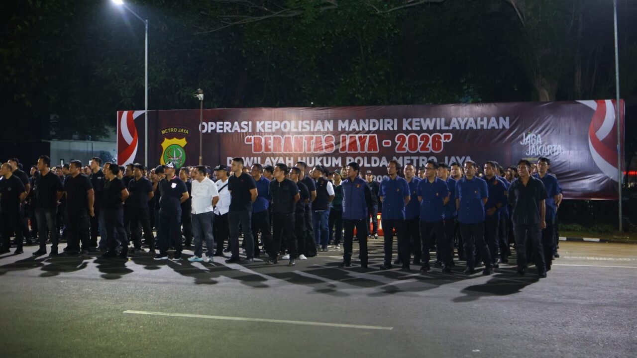 Personel kepolisian mengikuti apel kesiapan Operasi Berantas Jaya 2026 di Lapangan Apel Polda Metro Jaya.