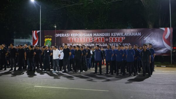 Personel kepolisian mengikuti apel kesiapan Operasi Berantas Jaya 2026 di Lapangan Apel Polda Metro Jaya.