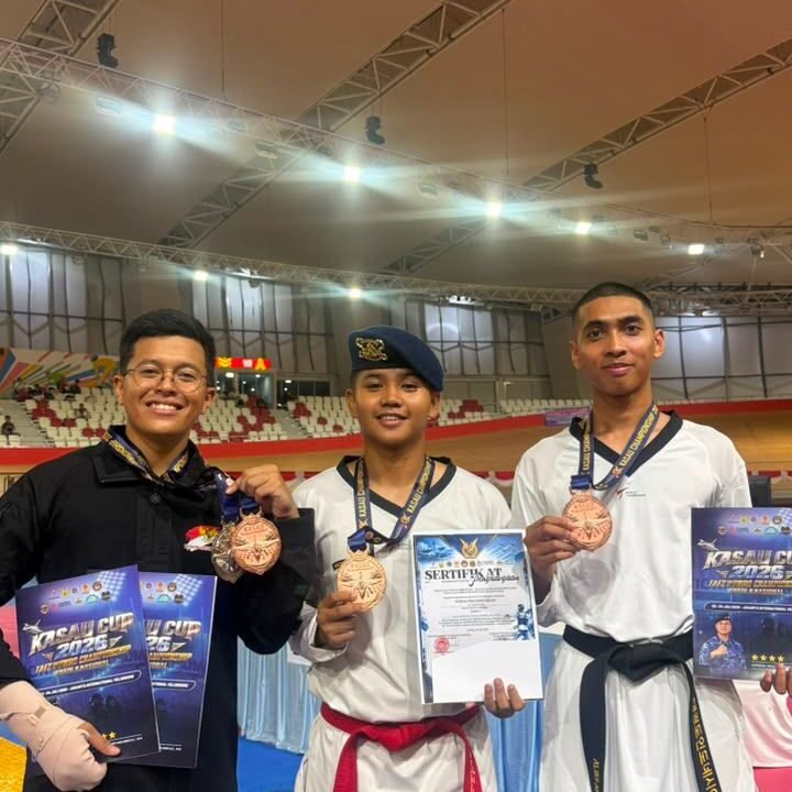 Tiga atlet Batalyon C Pelopor Satuan Brimob Polda Metro Jaya berfoto bersama usai meraih prestasi di Kejuaraan Taekwondo Kasau Cup TNI/Polri Nasional 2026.