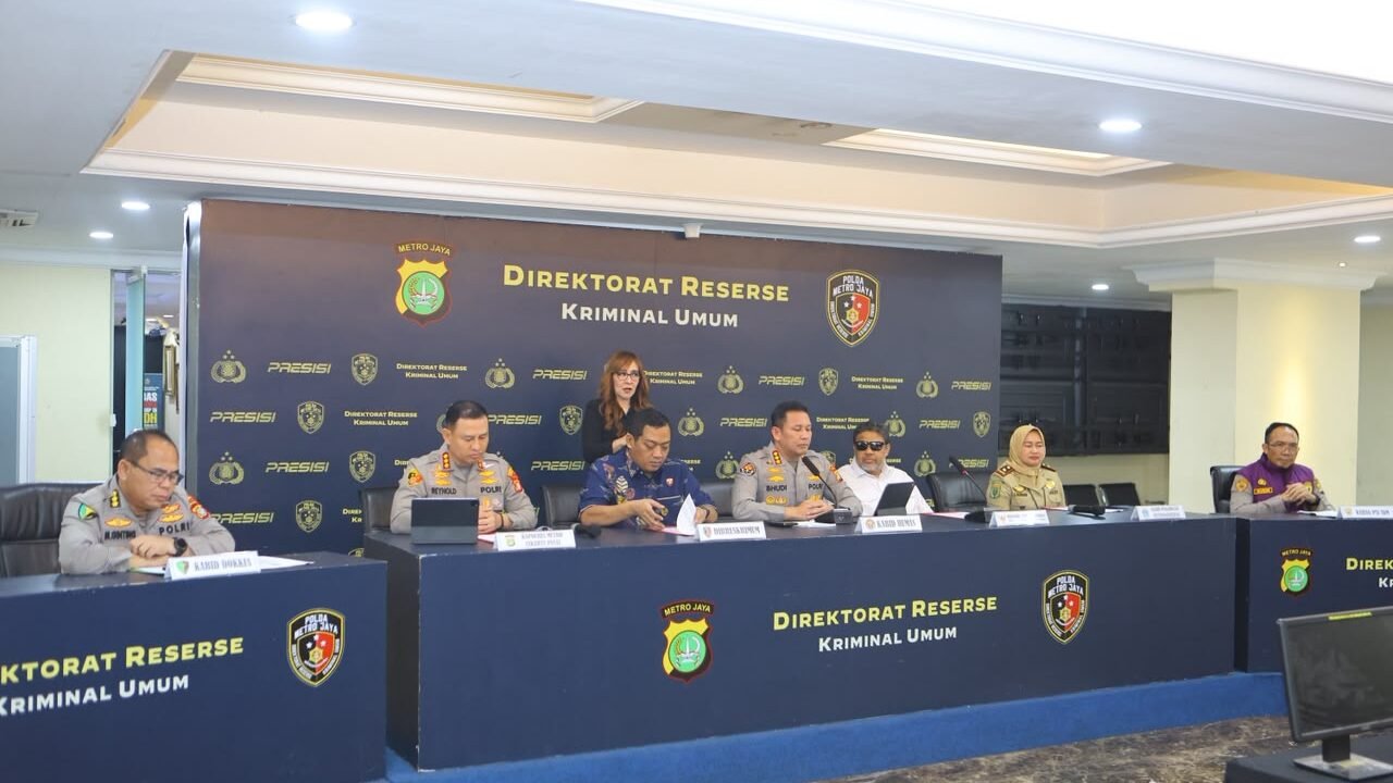 Kepala Bidang Pengawasan Ketenagakerjaan Dr. Titin Saptini, S.E., M.H. dalam konferensi pers perkembangan penanganan perkara Percetakan Mau Print di Polda Metro Jaya, Jumat, 3 Juli 2026.