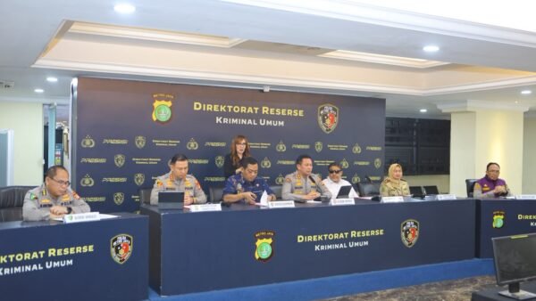 Kepala Bidang Pengawasan Ketenagakerjaan Dr. Titin Saptini, S.E., M.H. dalam konferensi pers perkembangan penanganan perkara Percetakan Mau Print di Polda Metro Jaya, Jumat, 3 Juli 2026.