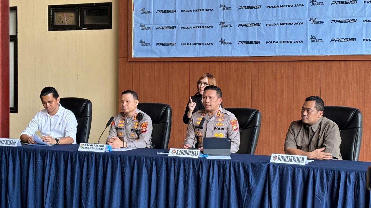 Kasat Reskrim Polres Metro Jakarta Pusat AKBP Roby Heri Saputra dalam rilis perkara Percetakan Mau Print di Polres Metro Jakarta Pusat, Jumat, 26 Juni 2026.