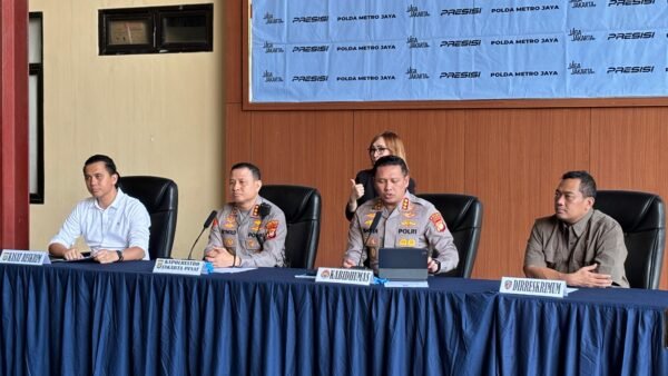 Kasat Reskrim Polres Metro Jakarta Pusat AKBP Roby Heri Saputra dalam rilis perkara Percetakan Mau Print di Polres Metro Jakarta Pusat, Jumat, 26 Juni 2026.