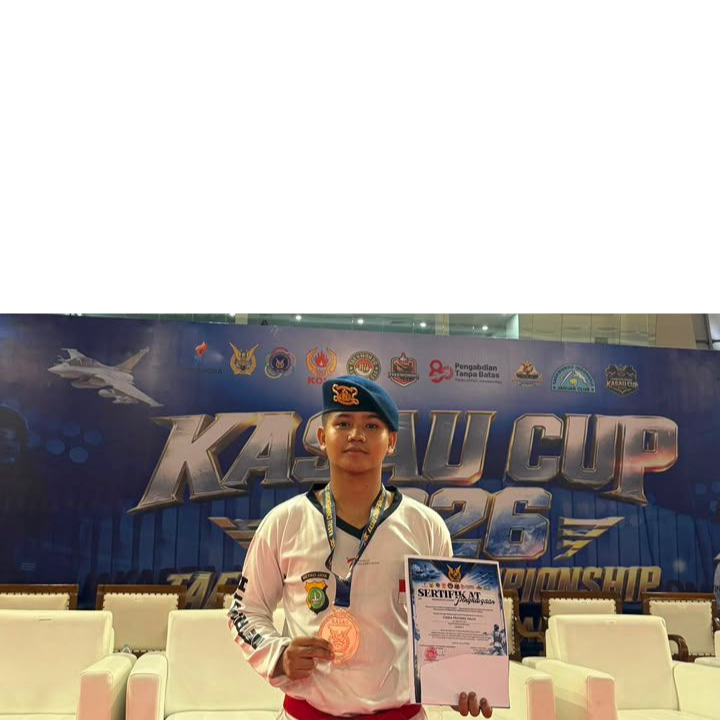 Bripda Yudha Pratama Halsa, atlet Batalyon C Pelopor Satuan Brimob Polda Metro Jaya, meraih medali emas nomor Poomsae Prestasi TNI/Polri Taegeuk 5 di Kasau Cup TNI/Polri Nasional 2026.
