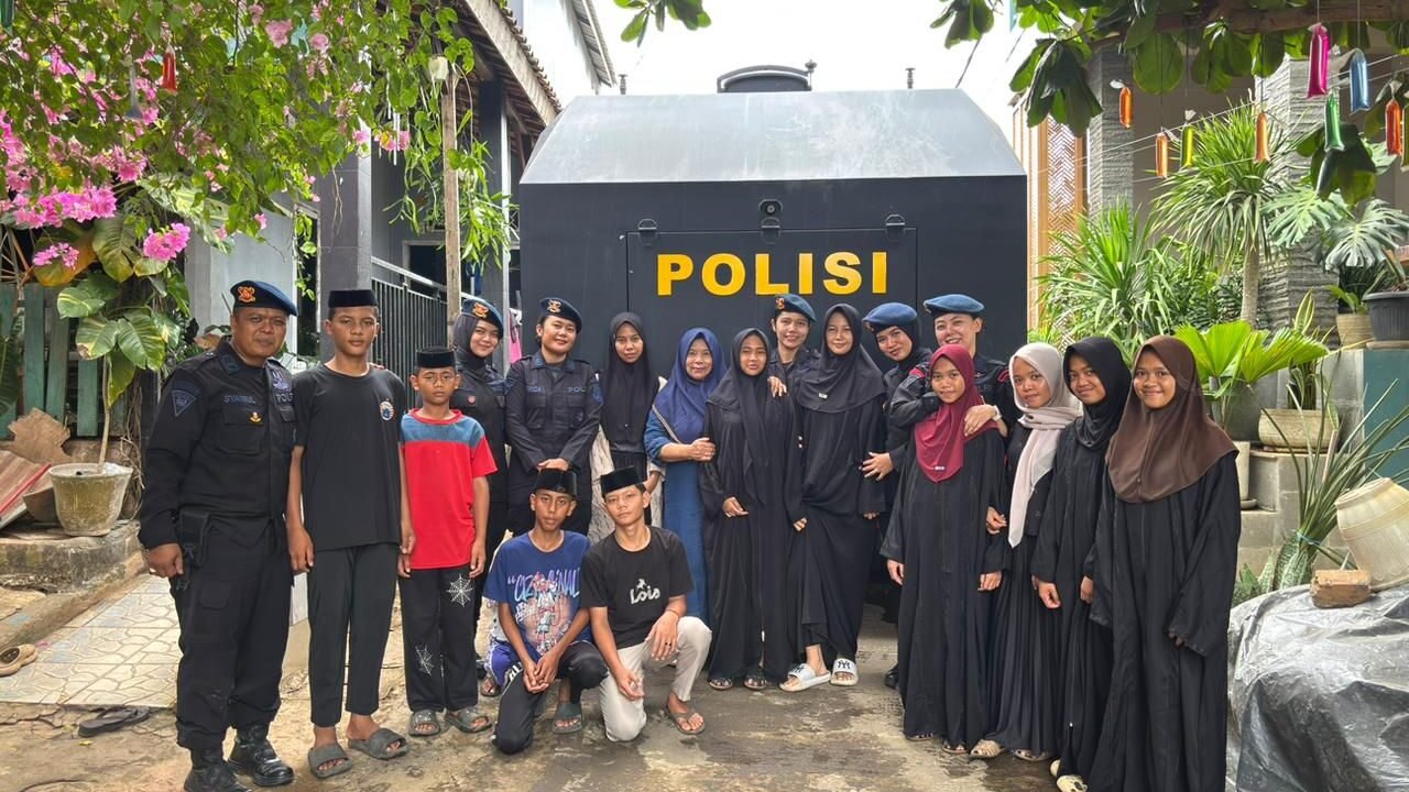 Dalam Rangka HUT Polwan ke-78, Polwan Satbrimob Polda Jambi Salurkan Air Bersih ke Panti Asuhan Al-Amin