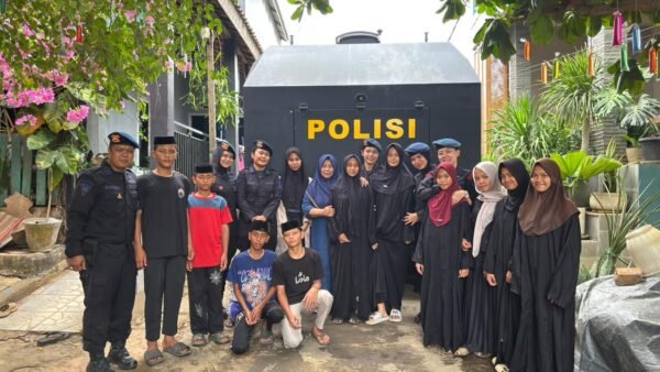 Dalam Rangka HUT Polwan ke-78, Polwan Satbrimob Polda Jambi Salurkan Air Bersih ke Panti Asuhan Al-Amin