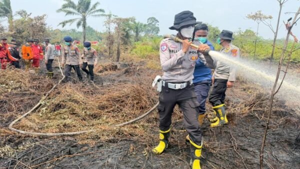Polri Bersama TNI dan Stakeholder Gerak Cepat Tangani Karhutla di Sarolangun