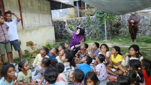 DI TENGAH MASJID YANG TERDAMPAK GEMPA, GOTONG ROYONG POLRI HADIR UNTUK WARGA ENDE