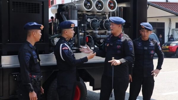 Brimob Polda Jateng Kembali Salurkan Air Bersih untuk Warga Terdampak Kekeringan di Semarang