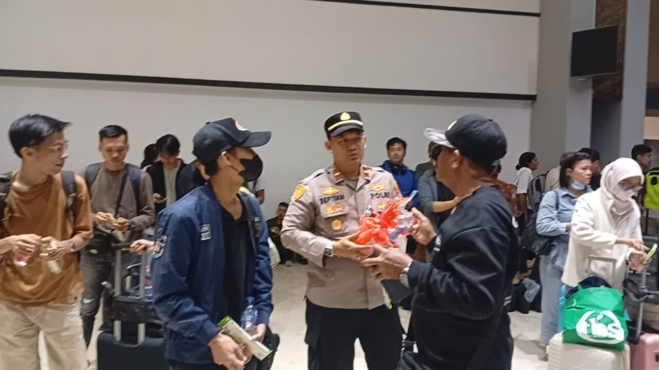 Polisi Beri Layanan Kesehatan dan Bagikan Masker kepada Pengguna Jasa Bandara Soetta