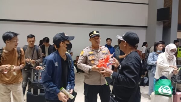 Polisi Beri Layanan Kesehatan dan Bagikan Masker kepada Pengguna Jasa Bandara Soetta