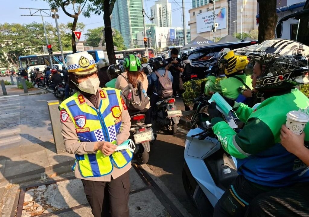 Ditlantas Polda Metro Jaya Bagikan 30.000 Masker untuk Pengemudi Ojol dan Wajib Pajak