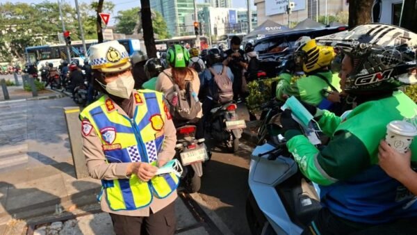 Ditlantas Polda Metro Jaya Bagikan 30.000 Masker untuk Pengemudi Ojol dan Wajib Pajak