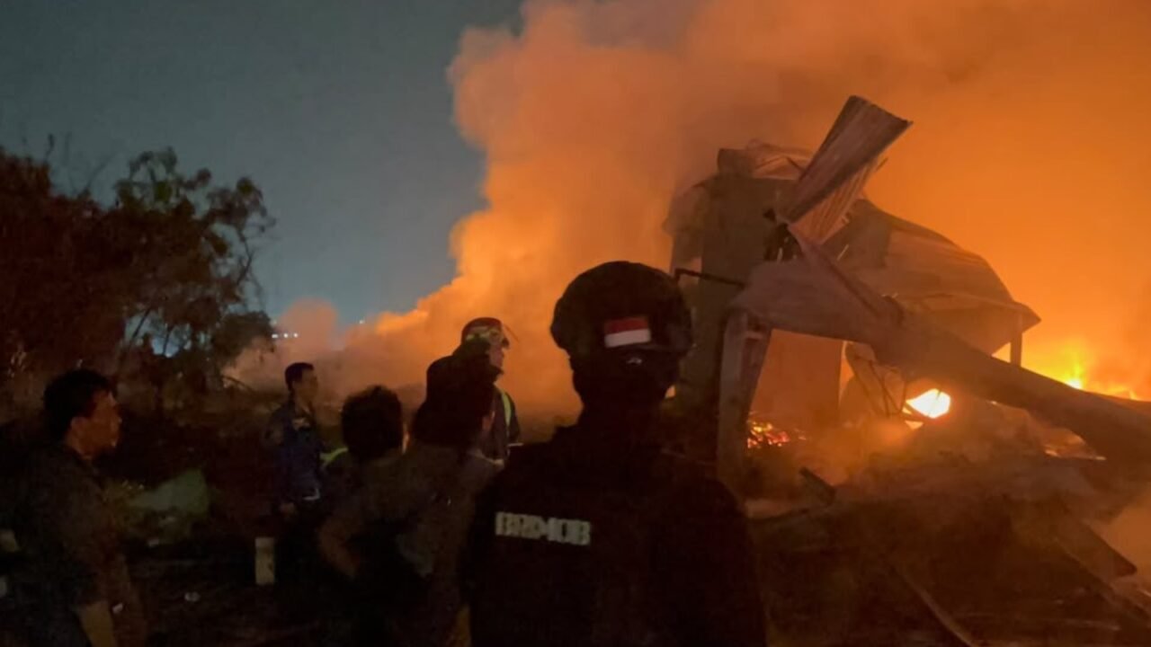 Brimob Polda Metro Jaya Bantu Amankan Lokasi Kebakaran Lapak Limbah di Bekasi