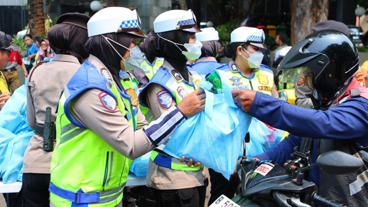 Jumat Peduli, Polda Metro Jaya Berbagi dengan Pengemudi Ojol