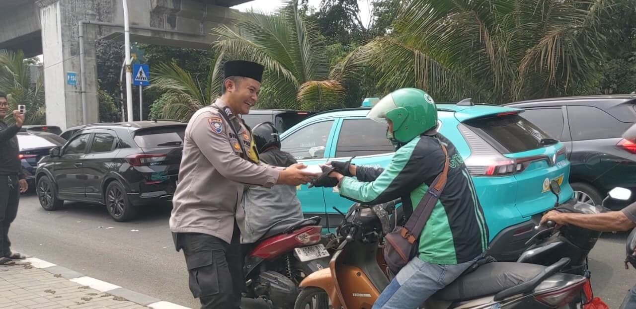Jumat Peduli, Polsek Kelapa Gading Berbagi dengan Ojol dan Warga