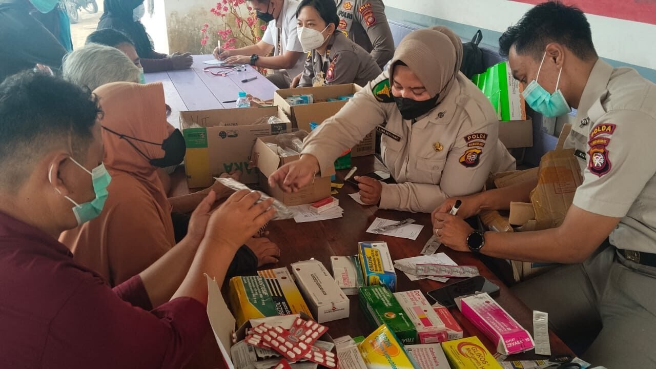 Hadir di Tengah Krisis: Polda Kalbar Gelar Bakti Kesehatan dan Salurkan Air Bersih Bagi Warga