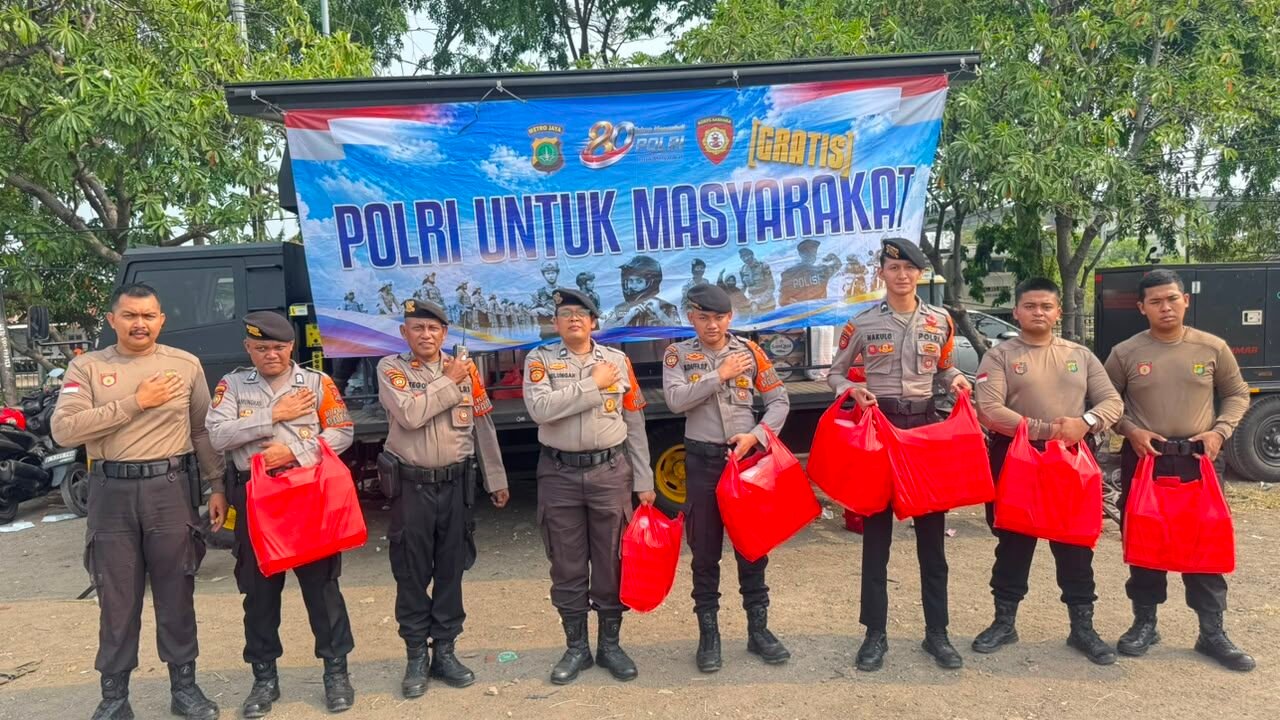 Direktorat Samapta Polda Metro Jaya Salurkan Makanan untuk 173 Pengungsi Korban Kebakaran Kampung Muka