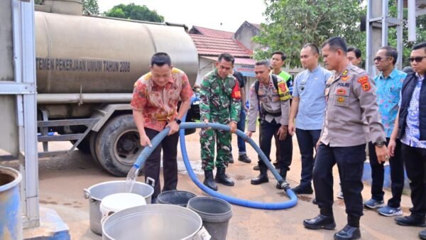 Ditreskrimsus Polda Jambi Salurkan 10 Ton Air Bersih dan 100 Paket Sembako untuk Warga Kenali Asam Atas