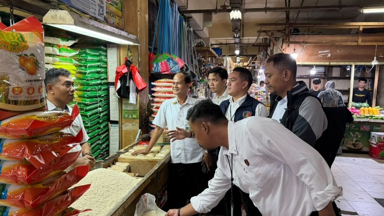 Satgas Pangan Polda Metro Jaya Cek Harga Beras di Pasar Tradisional Ciracas dan Retail Modern