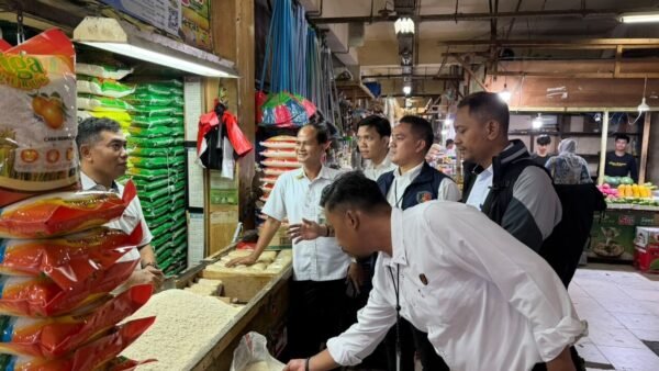 Satgas Pangan Polda Metro Jaya Cek Harga Beras di Pasar Tradisional Ciracas dan Retail Modern