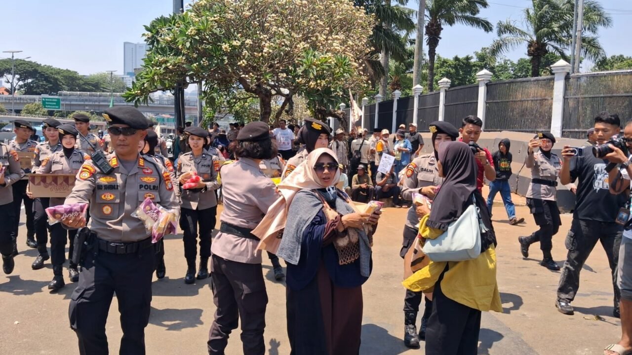Kawal Aspirasi Petani, Polisi Kedepankan Pelayanan Humanis di Depan DPR