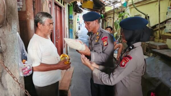 Brimob Polda Metro Jaya Salurkan 150 Paket Sembako untuk Warga Kwitang