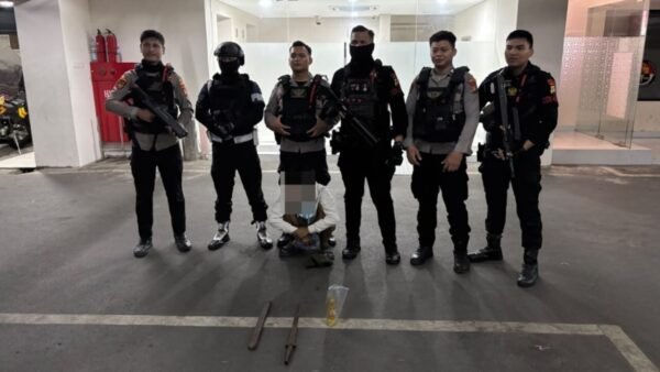 Brimob Polda Metro Jaya Amankan Remaja Diduga Bawa Cairan Keras Saat Patroli Tawuran di Jaktim