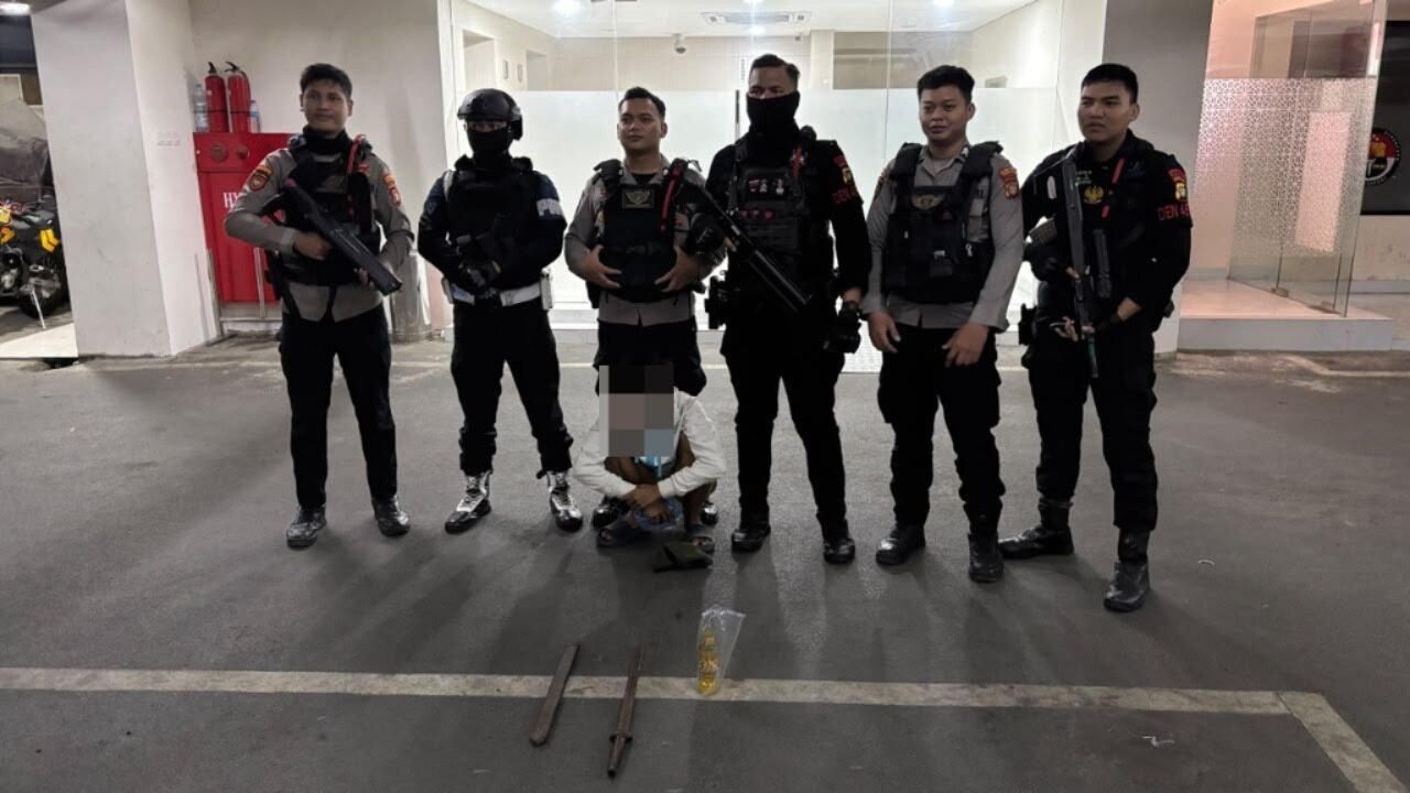 Brimob Polda Metro Jaya Amankan Remaja Diduga Bawa Cairan Keras Saat Patroli Tawuran di Jaktim