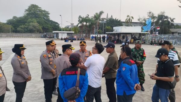 Polres Metro Bekasi Berikan Pelayanan Kepolisian dalam Pengamanan Aspirasi Buruh