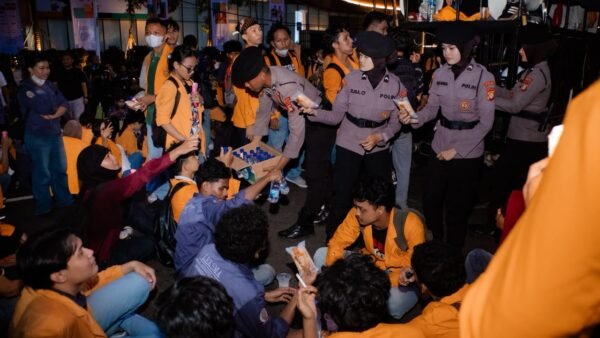 Polisi Bagikan Minuman dan Makanan Ringan kepada Mahasiswa Peserta Aksi di Medan Merdeka Selatan