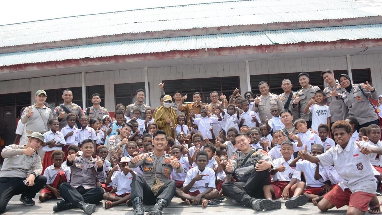 Satgas Damai Cartenz Bagikan Tas dan Alat Tulis untuk Masa Depan Papua