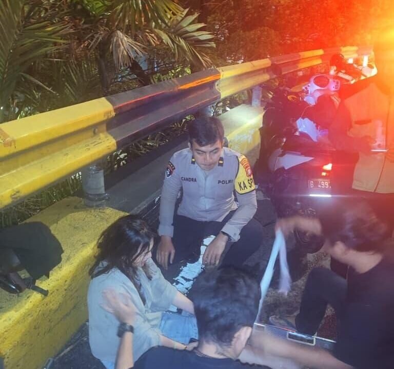 Laporan 110, Polisi Evakuasi Dua Korban Kecelakaan Tunggal di Flyover Senayan