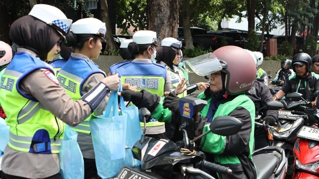 Polda Metro Jaya Sapa Komunitas Ojol Lewat Jumat Berkah